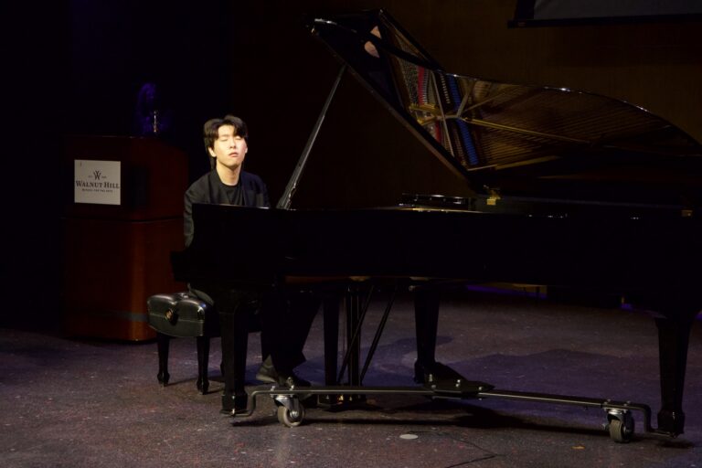 Dana in Bloom concert — April 19, 2026 (photo 96)